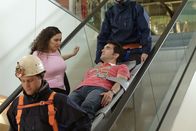 Sechserpack – Nur aushalten, Rettung naht! Die Gefahren, die auf einer stecken gebliebenen Rolltreppe lauern, werden einfach immer unterschätzt... (Shirin Soraya, l. und Thomas M. Held, r.)