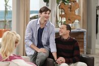 Two and a Half Men – Walden (Ashton Kutcher, M.) und Alan (Jon Cryer, r.) wollen Kathys (Alessandra Torresani, l.) Baby adoptieren und geben sich alle Mühe, dass sie wirklich zustimmt ...