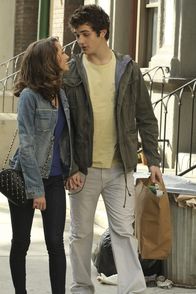 Desperate Housewives – Ahnen nicht, dass Gabrielle und Angie in New York sind, um sie zu finden: Ana (Maiara Walsh, l.) und Danny (Beau Mirchoff, r.) ...