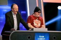 Quizduell - Olymp – Bei Jörg Pilawa treten Prominente zu einem außergewöhnlichen Duell an. Um zu gewinnen, müssen die Stars drei superschlaue „Quizduell"-Profis schlagen. Ein Wissenswettkampf David gegen Goliath - die Stars gegen den „Quizduell-Olymp“. Es geht um Wissen und Nervenstärke, aber auch um die Einschätzung der Gegner und die Bereitschaft zu zocken. Und es geht um viel Geld. Doch Vorsicht! Im packenden Finale am Ende jeder Show heißt es für die siegreichen Kandidaten zunächst: doppelt oder halb. Eine spannende Wissensschlacht für Jung und Alt! Die Kandidaten des Teams "Comedy": Mike Krüger (l.) und Markus Krebs (r.), beide Comedians.