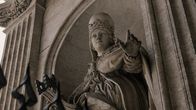 Mythos - Die größten Rätsel der Geschichte – Diese Statue am Petersdom in Rom zeigt angeblich die Päpstin Johanna.