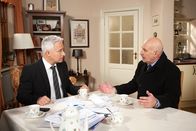 Rote Rosen – ARD ROTE ROSEN FOLGE 1947 Uhr im ERSTEN. Thomas (Gerry Hungbauer, l.) ist in seinem Schmerz außer sich, als Aylins Vater Orkan (Orhan Güner, r.) fordert, seine Tochter in der Türkei zu begraben.