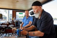 Rentnercops – Auf der MS Seestern: Reinhard Bielefelder (Bill Mockridge, r.) befragt Jürgen Wimmer (Hanns Jörg Krumpholz, l.) zu dem toten Matrosen Wojtech.