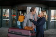 I Know Your Soul – Nevana (Jasna Đuričić) holt ihren alten Schulfreund Saša (Boris Isaković) vom Flughafen ab.