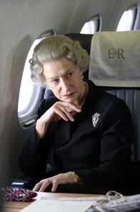 The Queen – Die Queen (Helen Mirren) auf dem Rückweg nach London. Dort wird sie an der Beerdigung ihrer ehemaligen Schwiegertochter, Diana Spencer, teilnehmen. Was die Königin für eine Privatangelegenheit der Familie Spencer hielt, hat sich zur Nagelprobe für die Monarchie ausgewachsen.