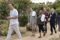 Modern Family – Doctor Randy (Steve Valentine, l.), Cameron Tucker (Eric Stonestreet, 2.v.r.), Mitchell Pritchett (Jesse Tyler Ferguson, r.)