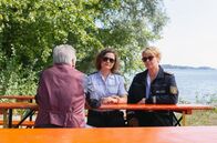 WaPo Bodensee – Nele Fehrenbach (Floriane Daniel, r.) und Julia Demmler (Wendy Güntensperger, M.) warnen den Vereinsvorsitzenden Uli Albrecht (Bernd Tauber, l.), auf eigene Faust zu ermitteln.