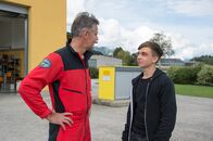 Die Bergretter – Michael Dörfler (Robert Lohr, l.) ist wenig begeistert von den Aktionen seines Sohnes Leon (Tim Marco Rietz, r.).