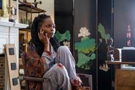 The Chelsea Detective – Lyn Cowie (Mina Andala) mit blutverschmiertem Pyjama und verzweifelt, ruft die Polizei an.