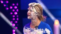 Promi Big Brother – Micalea Schäfer beim Spiel Tortenschleckerei.