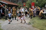 Elser – "Elser - Er hätte die Welt verändert", München, 8. November 1939: Um Haaresbreite entgeht die NS-Führungsriege bei der traditionellen Festrede Adolf Hitlers im Bürgerbräukeller einem Attentat. Minuten bevor die Bombe zündet, verlässt die Staatsspitze den Saal. Unterdessen wird an der Schweizer Grenze ein Mann festgenommen, der verräterische Utensilien bei sich trägt, die ihn mit dem Anschlag in Verbindung bringen. Widerstrebend bekennt sich der einfache Handwerker zur Tat und enthüllt vor der Gestapo, was ihn im Innersten bewegt.