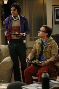 The Big Bang Theory – Rajesh Koothrappali (Kunal Nayyar, l.); Leonard Hofstadter (Johnny Galecki, r.)