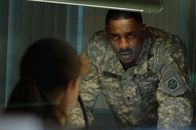 28 Weeks Later – General Stone (Idris Elba, re.) hat die Hoffnung, dass der Virus nicht mehr existiert, doch Major Scarlet (Rose Byrne, li.) ist sich da nicht sicher...