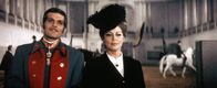 Mayerling – Kronprinz Rudolf (Omar Sharif) bittet seine Mutter Elisabeth (Ava Gardner) um Fürsprache beim Kaiser.