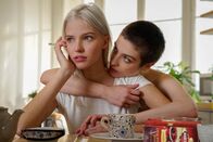 Anna – Anna Poliatova (Sasha Luss, l.); Maude (Lera Abova, r.)