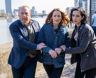 The Chelsea Detective – Max Arnold (Adrian Scarborough, l.) und Priya Shamsie (Sonita Henry, r.) bringen Julia (Pooky Quesnel, M.) vom Tatort weg.