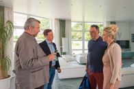 Die Rosenheim-Cops – Stadler (Dieter Fischer, l.) und Bach (Patrick Kalupa, 2.v.l.) verdächtigen Dr. Bernd Hauck (Thomas Dehler, 2.v.r.), da er von der Affäre seiner Frau Christine (Ursula Gottwald, r.) wusste und zudem wegen seines Alibis gelogen hat.