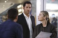 Lucifer – Müssen in einem Fall ermitteln, in dem ausgerechnet Lucifers Mutter die Täterin sein könnte: Dan (Kevin Alejandro, l.), Lucifer (Tom Ellis, M.) und Chloe (Lauren German, r.) ...