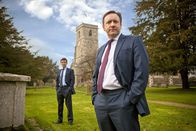 Inspector Barnaby – DS Ben Jones (Jason Hughes, l.), DCI John Barnaby (Neil Dudgeon, r.)