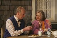 How I Met Your Mother – Der Veranda-Test: Lily (Alyson Hannigan, r.) erklärt, dass sie sich bei jeder von Teds Freundinnen vorstellt, wie Marshall (Jason Segel, l.), Ted und sie selbst als Rentner auf der Veranda sitzen und Bridge spielen ...