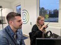 P.M. Wissen – "P.M. Wissen" Reporter Philipp McAllister sitzt mit Entwicklungsingenieurin Nadine Bamminger von Digitrans am Teleoperator Platz.