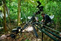 Unser grüner Planet – Kameramann Oliver Mueller programmiert einen extra angefertigten Roboterarm, den sogenannten Triffid, um Blattschneiderameisen über den Waldboden Costa Ricas zu folgen.