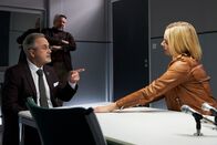Die Rosenheim-Cops – Der Manager David Schreiber (Norbert Heckner, l.) wird von den Kommissaren Stadler (Dieter Fischer, M.) und Winter (Vanessa Eckart, r.) damit konfrontiert, dass ihn sein ehemaliger Klient verklagen wollte.