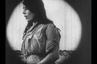 Aurora - Star wider Willen – Aurora Mardiganian spielt ihre eigene Geschichte in einem Stummfilm nach. Alle Filmrollen des entstandenen Films „Auction of Souls“ verschwinden im Laufe der Zeit. Erst nach ihrem Tod werden Ausschnitte des Films wiederentdeckt.