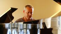 Supertalent Mensch – Pianist per Zufall. Derek Amato konnte nach einem Unfall plötzlich perfekt Klavierspielen. Er ist einer von weltweit zirka 30 Menschen, die durch eine Schädigung des Gehirns plötzlich außergewöhnliche Fähigkeiten erlangten.