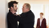 Tatort – Was hat er mit der Entführung zu tun? Eisner (Harald Krassnitzer) knöpft sich Kerem (Mehmet Sözer, re.) vor, den Freund seiner Tochter Claudia (Tanja Raunig).