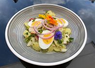 MarktFrisch – Profikoch Frank Brunswig versucht heute Nicht-Koch Jens Hübschen das Kochen beizubringen Es gibt ein traditionelles Gericht, das Frank Brunswig neu interpretiert hat: bunter Kartoffelsalt mit Ei und Blüten.