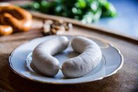 Heimatleuchten – Die "Schnecken Weißwurst" in der Fleischerei "Dormayer" fuer ServusTV's "Heimatleuchten - So schmeckt Wien".