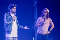 Comedy Clash – SÜDWESTRUNDFUNK Comedy Clash - Finale Diese Comedians machen der Konkurrenz Angst: Jokah Tululu, EmmVee und Lara Autsch wollen sich für das große "Comedy Clash"-Jahresfinale beweisen. Salim Samatou und Marvin Endres (Foto) hosten den härtesten Stand-Up-Wettbewerb Deutschlands in dem Jokah Tululu den King of Pop als Influencer verkörpert, EmmVee auf die deutschesten Deutschen in der Shisha Bar trifft und Lara Autsch auch ohne Kind in der Öffentlichkeit stillen möchte.