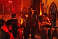 Castle – Tauchen bei ihren Ermittlungen in die Vampir-Szene ein: Richard Castle (Nathan Fillion, 3.v.r.) und Kate Beckett (Stana Katic, M.)
