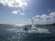 Verrückt nach Meer – Flyboarding in Curacao in der Karibik. Auch die Küchenpraktikanten Elisabeth und Andreas wagen sich in luftige Höhen.
