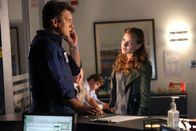 Castle – Emma Briggs (Alicia Lagano, r.) wird des Mordes verdächtigt. Da sie Richard Castles (Nathan Fillion, l.) Fan ist, besteht sie darauf, dass er ihre Unschuld beweist ...