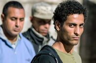 Sharaf – Sharaf (Ahmed Al Munirawi, re.) kommt infolge einer verhängnisvollen Begegnung mit einem Fremden ins Gefängnis.