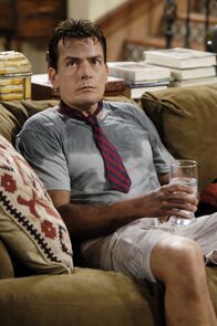 Two and a Half Men – Charlie (Charlie Sheen) soll dafür sorgen, dass Jake, wenn er von seiner Mutter abgeholt wird, sauber angezogen ist. Doch dies scheint nicht so leicht zu sein ...