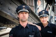 Notruf Hafenkante – Mattes (Matthias Schloo, l.) und Melanie (Sanna Englund, r.) beobachten den Schauspieler Tim Schneider, der aus einer Demonstration gegen Atomtransporte eine PR-Aktion macht.
