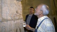 Löwenzahn Classics – Ist Peter (Peter Lustig, r.) einem Verbrechen auf der Spur? Ein Besuch im Ägyptischen Museum soll ihm helfen, die geheimnisvollen Schriftzeichen zu entschlüsseln.