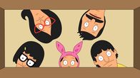 Bob's Burgers – Ahnen noch nicht, dass der Streit mit einem Hubschrauber Hersteller plötzlich eskaliert: (im Uhrzeigersinn) Tina, Linda, Bob, Gene und Louise ...