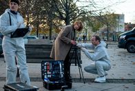 Tatort – Zusammen mit Kriminaltechnikerin Nancy Bauer (Johanna Polley, li.) versuchen Susanne Bonard (Corinna Harfouch, mi.) und Robert Karow (Mark Waschke, re.) herauszufinden, aus welcher Richtung der Schuss kam.