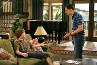 Two and a Half Men – Jake Harper (Angus T. Jones, l.); Alan Harper (Jon Cryer, r.)