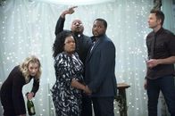 Community – Britta (Gillian Jacobs, l.), Annie und Jeff (Joel McHale, r.) planen eifrig die Hochzeit. Doch dann vergisst Shirley (Yvette Nicole Brown, 2.v.l.) beinahe ihre Hochzeitsprobe und kommt zu spät. Andre (Malcolm-Jamal Warner, 2.v.r.) ist sauer ...