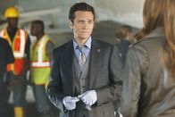 Castle – Eine junge Frau wird mit Kevin Ryans (Seamus Dever, M.) Dienstwaffe, die ihm vor ein paar Monaten gestohlen wurde, erschossen, weshalb er sich mitschuldig fühlt ...