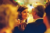 Edel & Starck – Sandra (Rebecca Immanuel, l.) hat Geburtstag und wagt ein Tänzchen mit ihrem Kollegen (Christoph M. Ohrt, r.).