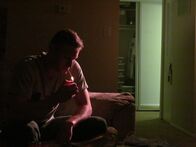 Mörderische Affären – Shaun Cleland feverishly awaits the arrival of young David Heinricht.
