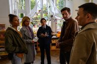 SOKO Stuttgart – Von links: Ines Richter (Davina Donaldson), Martina Seiffert (Astrid M. Fünderich), Sibylle Beyer (Bärbel Stolz) und Joachim Stoll (Peter Ketnath) ermitteln im Fall einer toten Kita-Leiterin. Spielt ihnen der übereifrige Vater Philipp Kammerer (Carsten Strauch) die heile Kita-Welt nur vor?