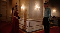 The Royals – Wird Robert (Max Brown, r.) die Beziehungen seiner Geschwister je gutheißen und damit auch Kathryn (Christina Wolfe, l.) und Liam eine Chance zusprechen?