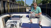 Was kostet... – Johannes Zenglein auf seinem Charterboot in der Schleuse Mirow.
